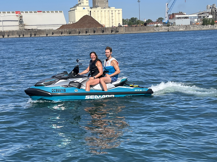 Tournage de l'émission Horizon Performance avec l'animatrice Marie-Ève Dicaire et son invité Martin Vachon sur la motomarine GTX Limited 325 2025 de Sea-Doo.