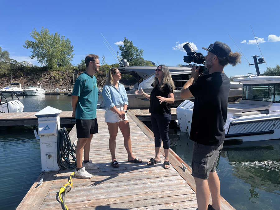 Tournage de l'émission Horizon Performance avec l'animatrice Marie-Ève Dicaire et son invité Martin Vachon au Port de plaisance La Ronde.