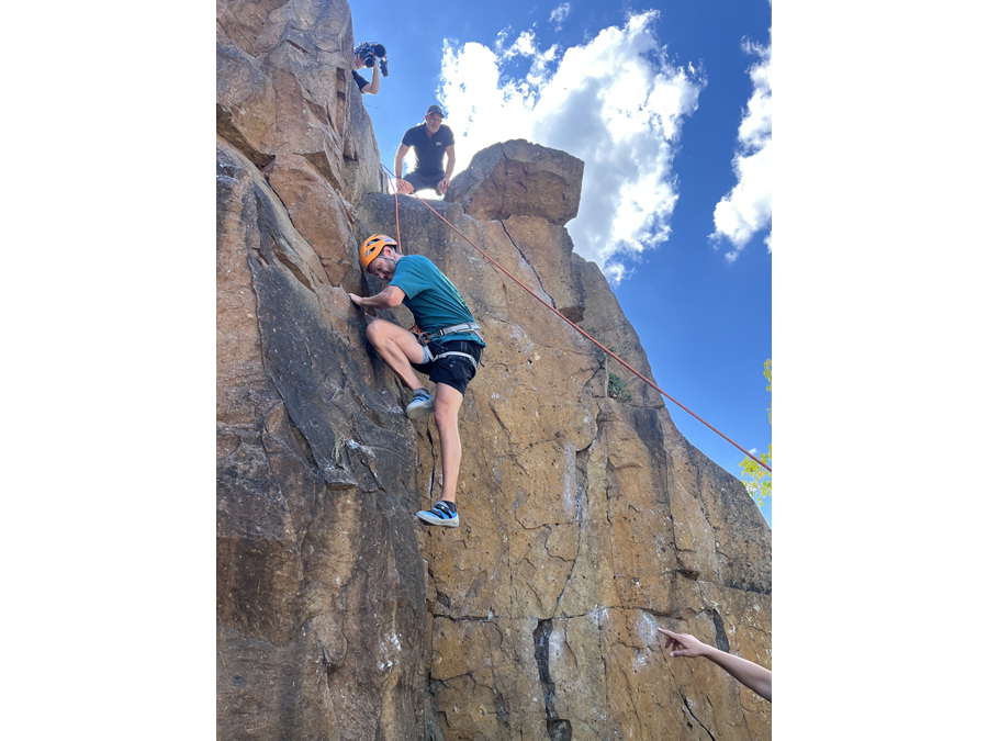 Tournage de l'émission Horizon Performance, près de la paroi rocheuse du Parc Jean-Drapeau, avec l'animatrice Marie-Ève Dicaire et son invité Martin Vachon, sous la supervision des experts du centre d'escalade Le Crux.