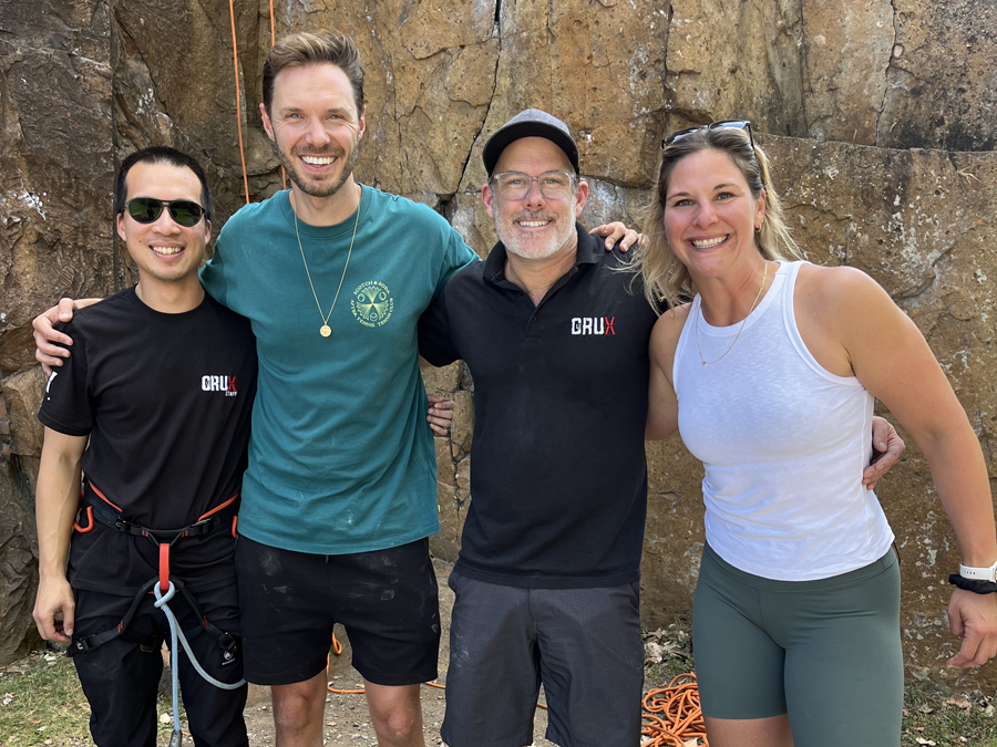 Tournage de l'émission Horizon Performance, près de la paroi rocheuse du Parc Jean-Drapeau, avec l'animatrice Marie-Ève Dicaire et son invité Martin Vachon, sous la supervision des experts du centre d'escalade Le Crux.