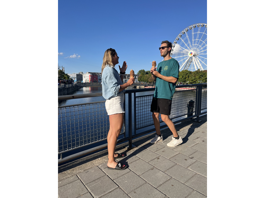 Tournage de l'émission Horizon Performance avec l'animatrice Marie-Ève Dicaire et son invité Martin Vachon dans le Vieux-Port de Montréal.