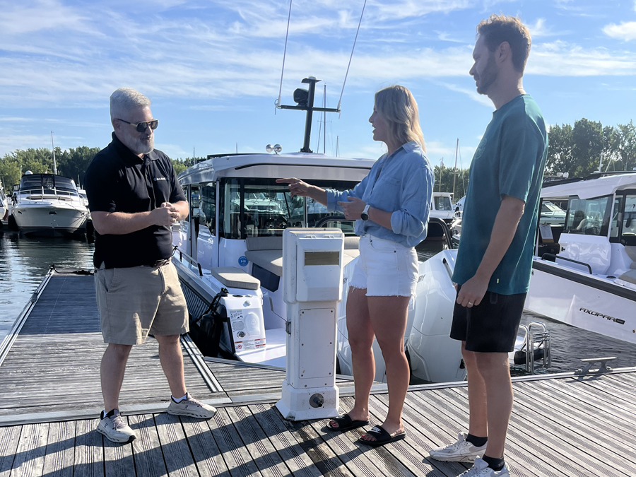 Tournage de l'émission Horizon Performance avec Marie-Ève Dicaire, Martin Vachon et Steven Tremblay de Marine 360, à la marina de Longueuil.