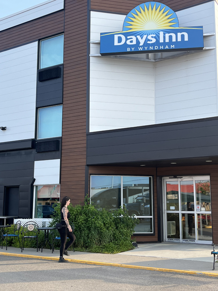 Alison Rioux devant le Days Inn Berthierville.