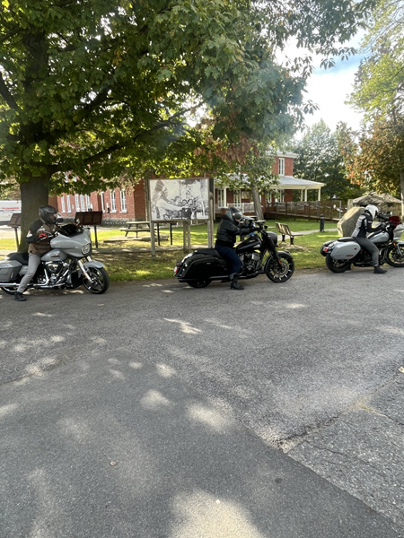 Jean Paré, Lulu Hugues et Marie-Ève Dicaire sur la moto Low Rider ST 2025 de Harley-Davidson, la FLHX 2024 de Harley-Davidson et la Springfield Dark Horse 2025 d'Indian Motorcycle. 