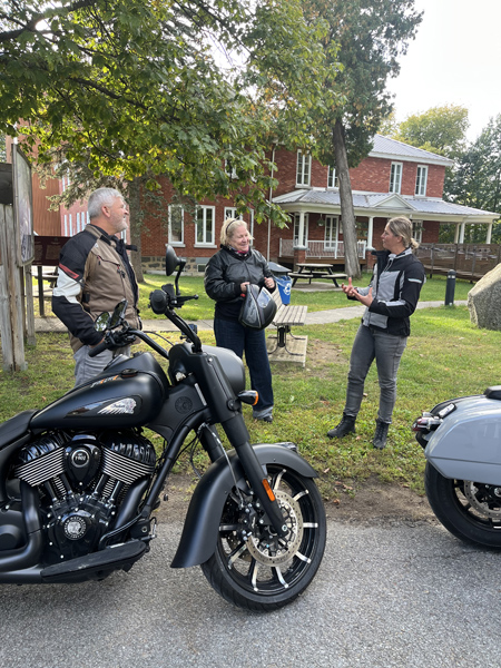 Jean Paré, Lulu Hugues et Marie-Ève Dicaire lors du tournage du sixième épisode de l'émission Horizon Performance.