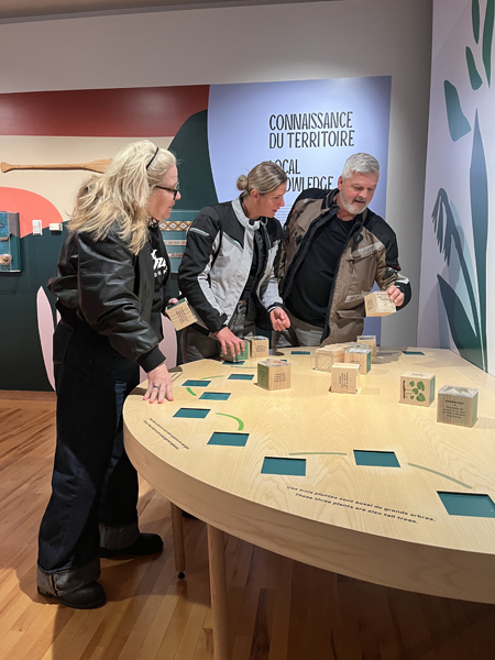 Lulu Hughes, Marie-Ève Dicaire et Jean Paré au Musée des Abénakis.