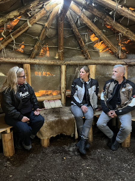 Lulu Hughes, Marie-Ève Dicaire et Jean Paré au Musée des Abénakis.