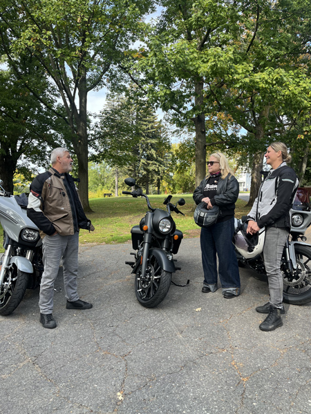 Le chroniqueur moto Jean Paré avec Lulu Hughes et Marie-Ève Dicaire. Les modèles à l'essai : Low Rider ST 2025 de Harley-Davidson, FLHX 2024 de Harley-Davidson et Springfield Dark Horse 2025 d'Indian Motorcycle.