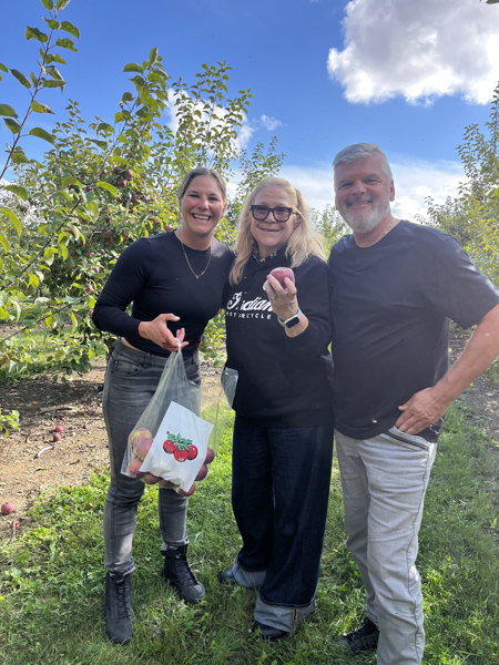 Marie-Ève Dicaire, Lulu Hughes et Jean Paré au Verger Larivière.