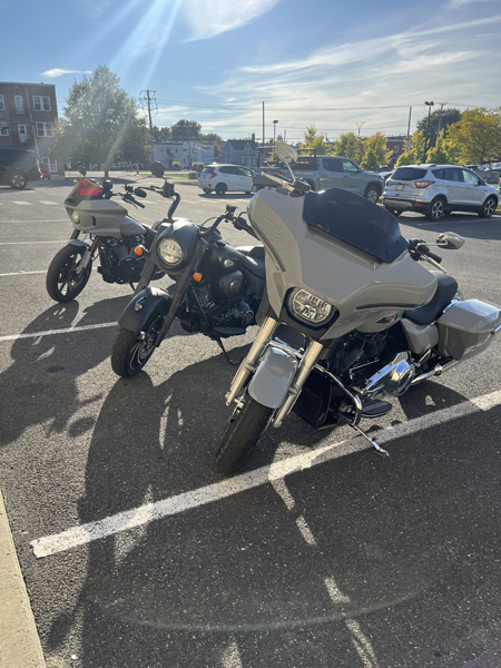 Low Rider ST 2025 de Harley-Davidson, FLHX 2024 de Harley-Davidson  et Springfield Dark Horse 2025 d'Indian Motorcycle.