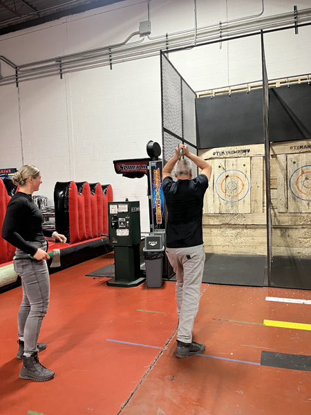 Jean Paré lance une hache chez Tomahawk Drummondville.