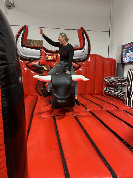 Marie-Ève Dicaire sur un taureau mécanique.