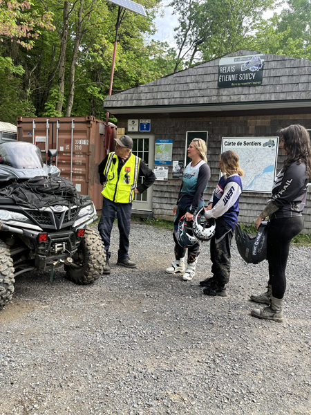 Richard Morin (VP du Club Quad Les Randonneurs, secteur Est), Marie-Ève Dicaire, Kim Clavel et Alison Rioux pendant le tournage du quatrième épisode de l'émission Horizon Performance.