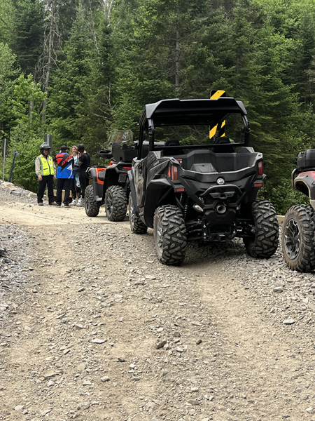 Alison Rioux, Marie-Eve Dicaire et Alexandre Tagliani avec le côte à côte ZForce 950 Trail 2025 de CFMOTO, le VTT CForce 800 Touring 2025 de CFMOTO et l'Outlander 850 XT 2025 de Can-Am.