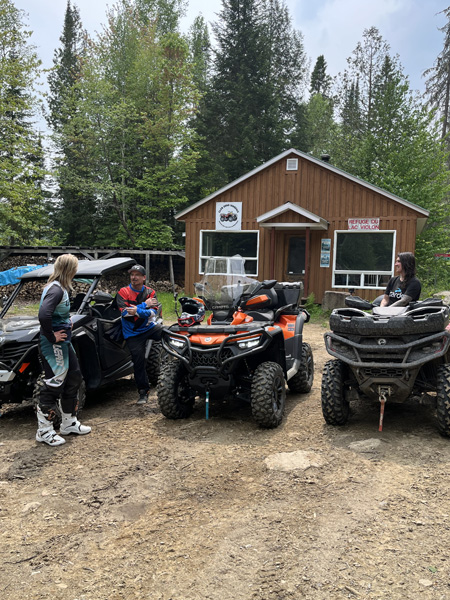 Marie-Eve Dicaire, Alexandre Tagliani et Alison Rioux avec le côte à côte ZForce 950 Trail 2025 de CFMOTO, le VTT CForce 800 Touring 2025 de CFMOTO et l'Outlander 850 XT 2025 de Can-Am.