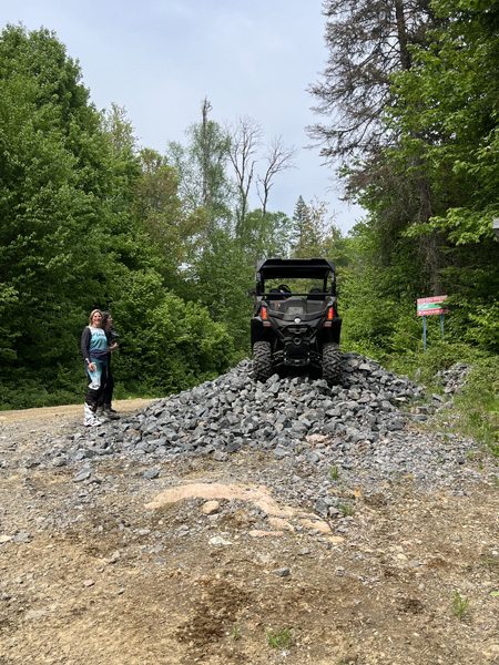Marie-Eve Dicaire, Alison Rioux et Alexandre Tagliani avec le côte à côte ZForce 950 Trail 2025 de CFMOTO.