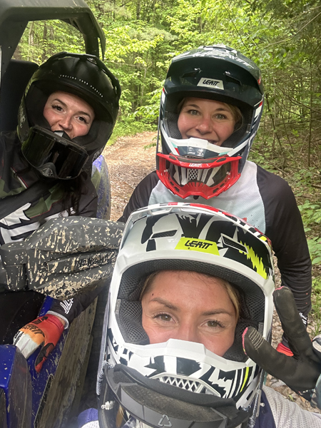 Alison Rioux, Marie-Ève Dicaire et Kim Clavel pendant le tournage du quatrième épisode de l'émission Horizon Performance.