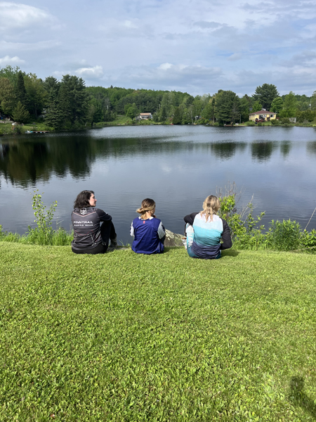 Alison Rioux, Kim Clavel et Marie-Ève Dicaire pendant le tournage du quatrième épisode de l'émission Horizon Performance.