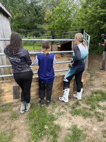 Alison Rioux, Kim Clavel et Marie-Ève Dicaire pendant le tournage du quatrième épisode de l'émission Horizon Performance.