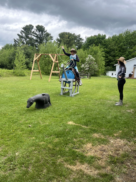 Kim Clavel et Marie-Ève Dicaire s'exercent au lasso pendant le tournage du quatrième épisode de l'émission Horizon Performance.