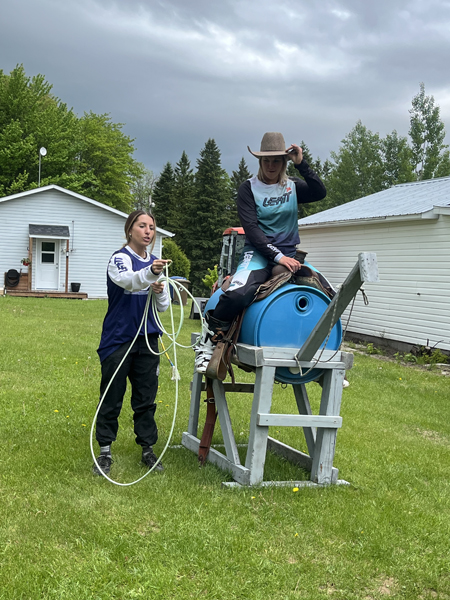 Kim Clavel et Marie-Ève Dicaire s'exercent au lasso pendant le tournage du quatrième épisode de l'émission Horizon Performance.