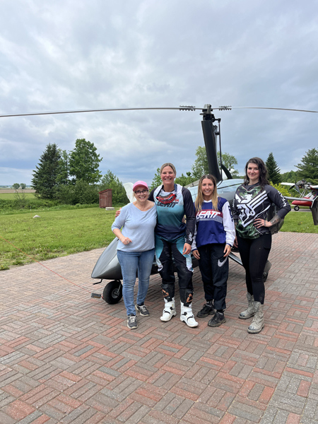 Michelle Simon (pilote d'autogire), Marie-Ève Dicaire, Kim Clavel et Alison Rioux devant l'autogire. Merci à ULM Québec.