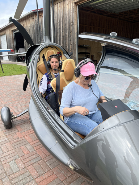 Kim Clavel et Michelle Simon, pilote, dans l'autogire. Merci à ULM Québec.