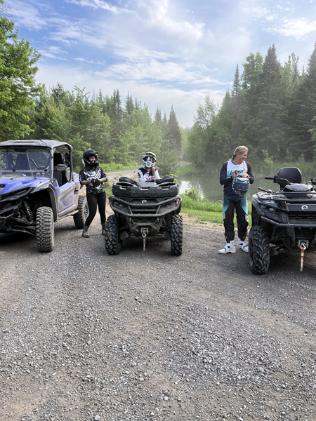 Alison Rioux, Kim Clavel et Marie-Ève Dicaire avec le VTT Outlander DPS 700 2024 de Can-Am, le VTT Outlander XT 850 2025 de Can-Am et le côte à côte Wolverine RMAX2 1000 2025 de Yamaha. 