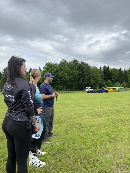 Tournage du quatrième épisode avec Alison Rioux, Marie-Ève Dicaire et Guillaume Narbonne, propriétaire du centre aéro-récréatif ULM Québec.