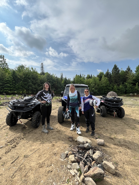 Alison Rioux, Marie-Ève Dicaire et Kim Clavel pendant le tournage du quatrième épisode de l'émission Horizon Performance. À l'arrière, le VTT Outlander DPS 700 2024 de Can-Am, le VTT Outlander XT 850 2025 de Can-Am et le côte à côte Wolverine RMAX2 1000 2025 de Yamaha. 