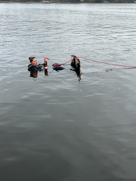 Marie-Ève Dicaire essaie de faire du wakeboard.