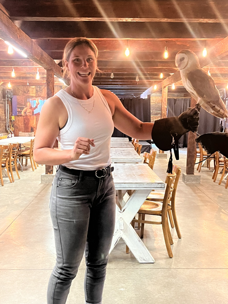 Ferme Guyon. Marie-Eve Dicaire et une chouette.